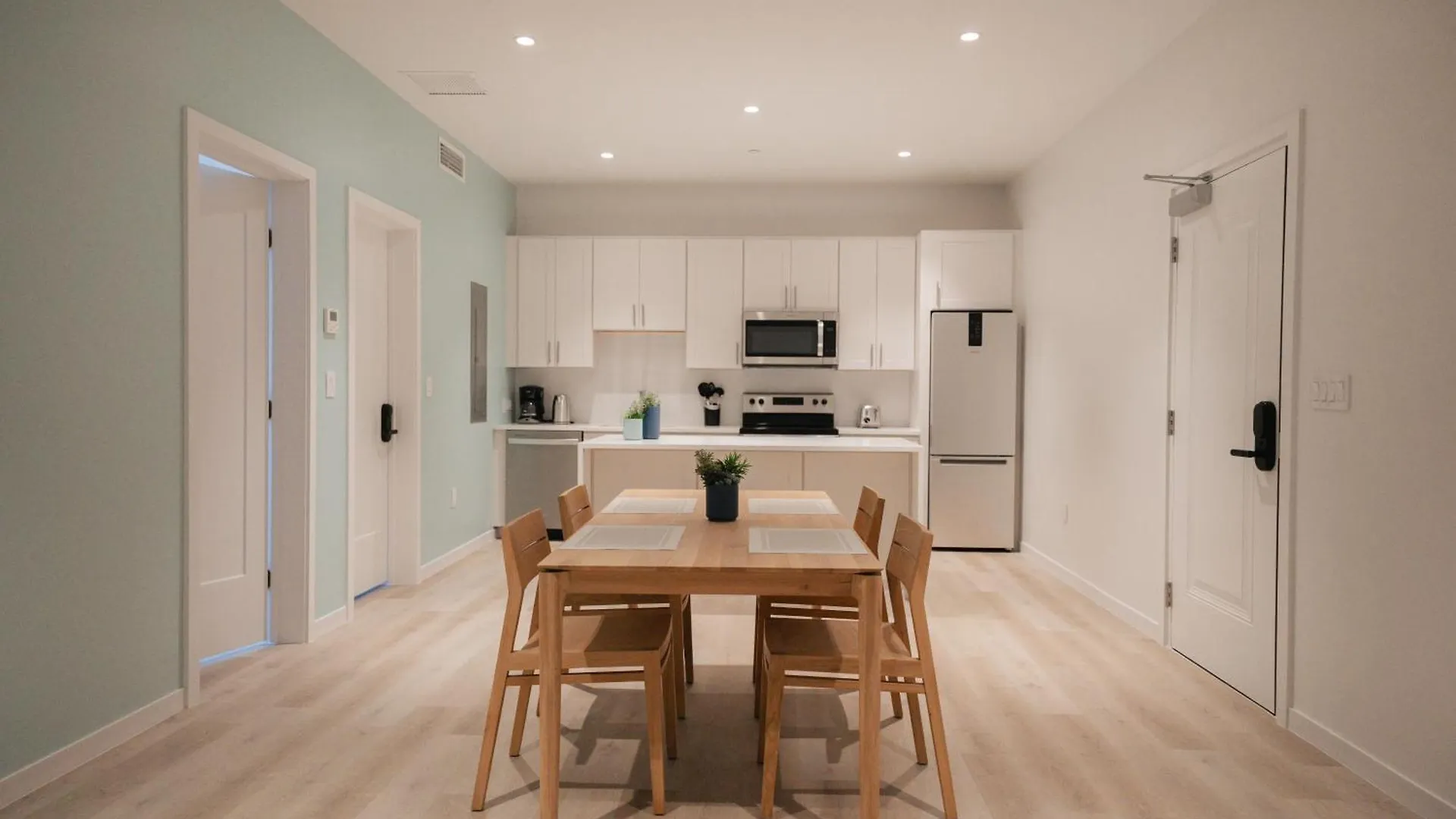 Governors Village - 1,2,3 & 4 Bedroom Apartments On Seven Mile Beach Corridor George Town 0*,